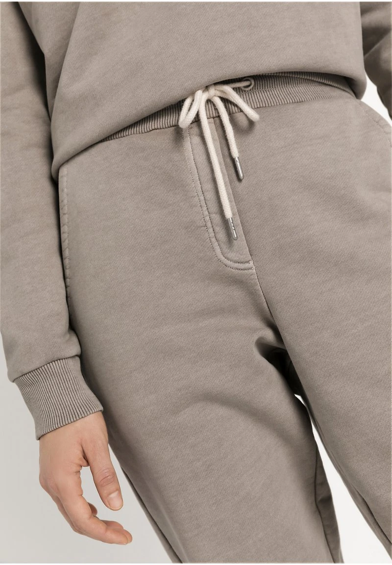 MINERAL DYE ORGANIC JOGGPANTS - Jogginghose - Stein 4 MINERAL DYE ORGANIC JOGGPANTS - Jogginghose - Stein – Bild 4