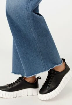 BETTERRECYCLING - Flared Jeans - Light Blue 9 BETTERRECYCLING - Flared Jeans - Light Blue -Hessnatur 65d75342846543bca7c8a1ed5535976e